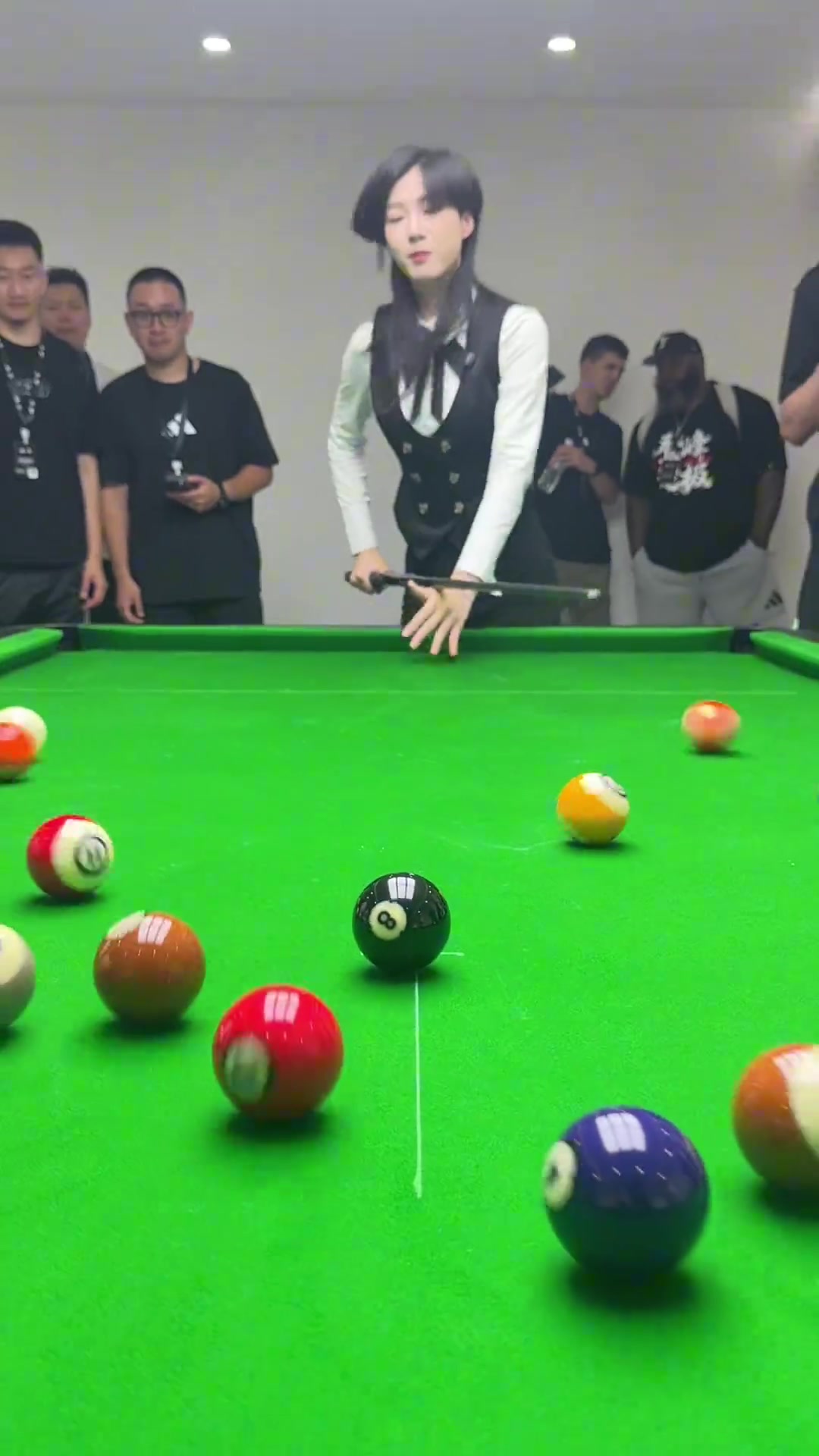 yl23455永利-养眼！哈登大战美女台球手王思诺 后者还获赠亲签球鞋