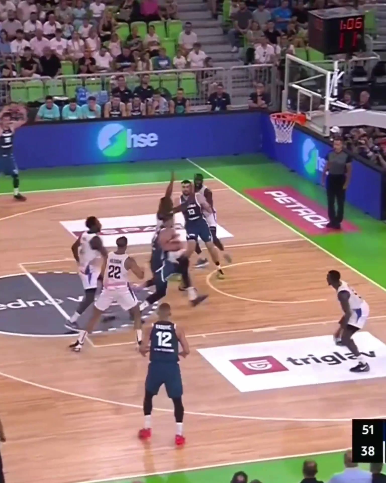 yl23455永利-湖人狂喜！东契奇身法轻盈杀进篮下 面对多人包围脑后长眼送妙传