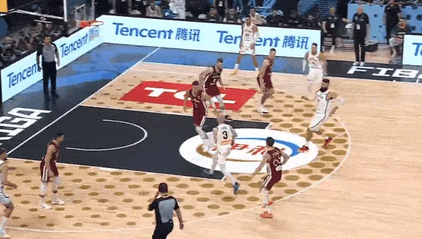 永利yl23411-瓦兰接队友传球罚球线中投命中，立陶宛领先到两位数