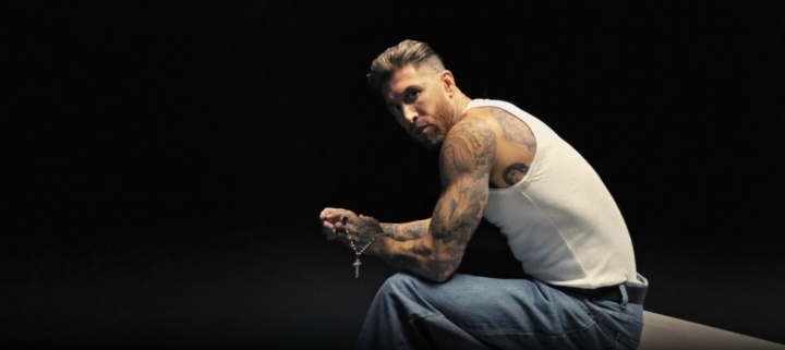 yl23455永利-评论员批评拉莫斯新曲：球场表现尚可，歌艺却该领红牌