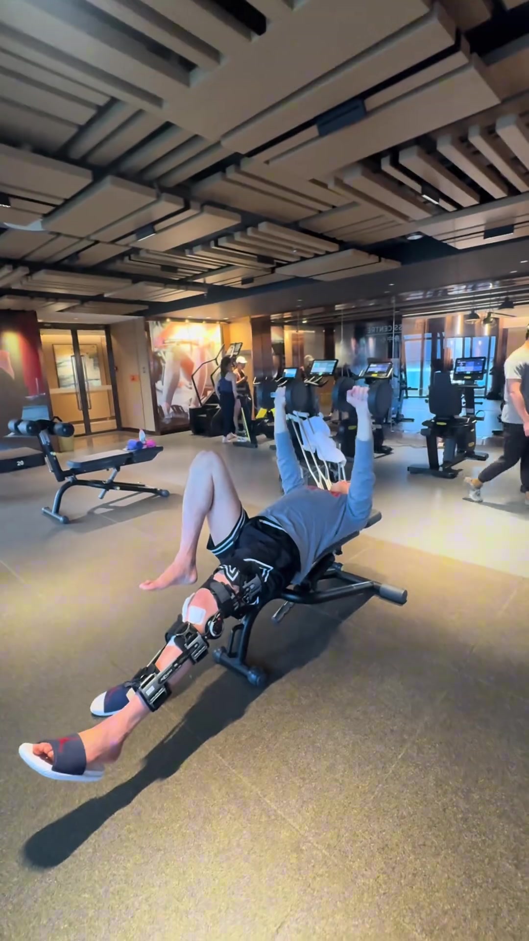 yl23455永利-郭艾伦晒康复过程：加油 难熬的日子很快就会过去的